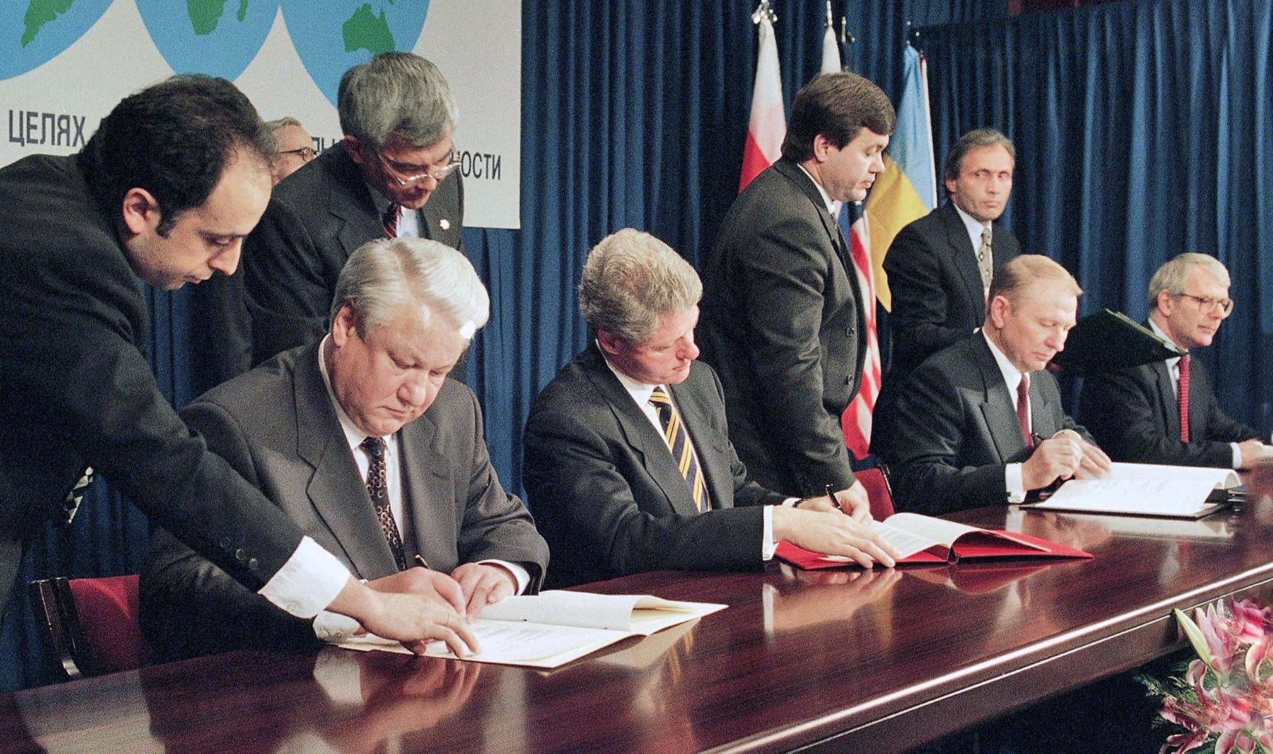 Bill Clinton signing the Budapest Memorandum in 1994