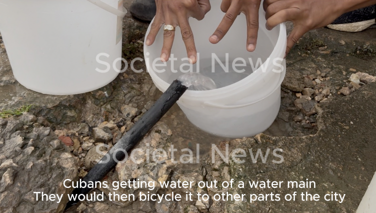 Cubans collecting water from a broken water main in Havana and transporting it by bicycle in March 2026